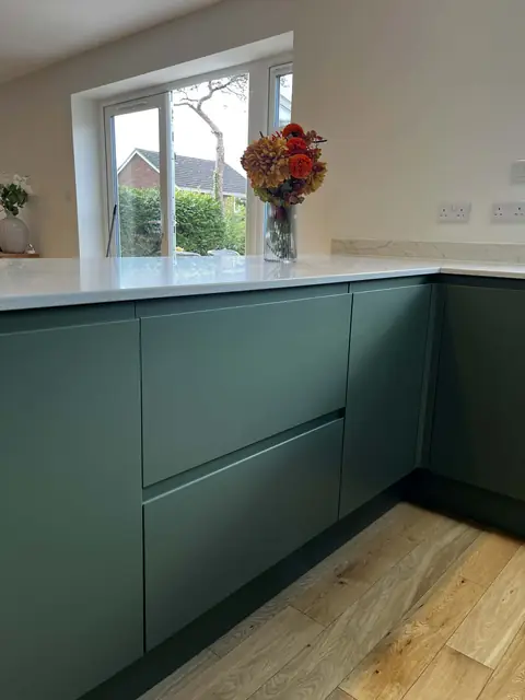 Dark green handleless kitchen units